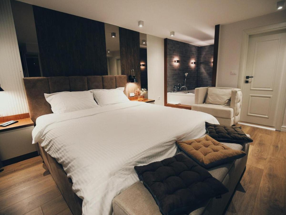 Hotel Romeo Korce Buitenkant foto