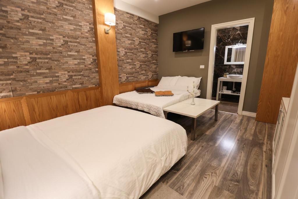 Hotel Romeo Korce Buitenkant foto